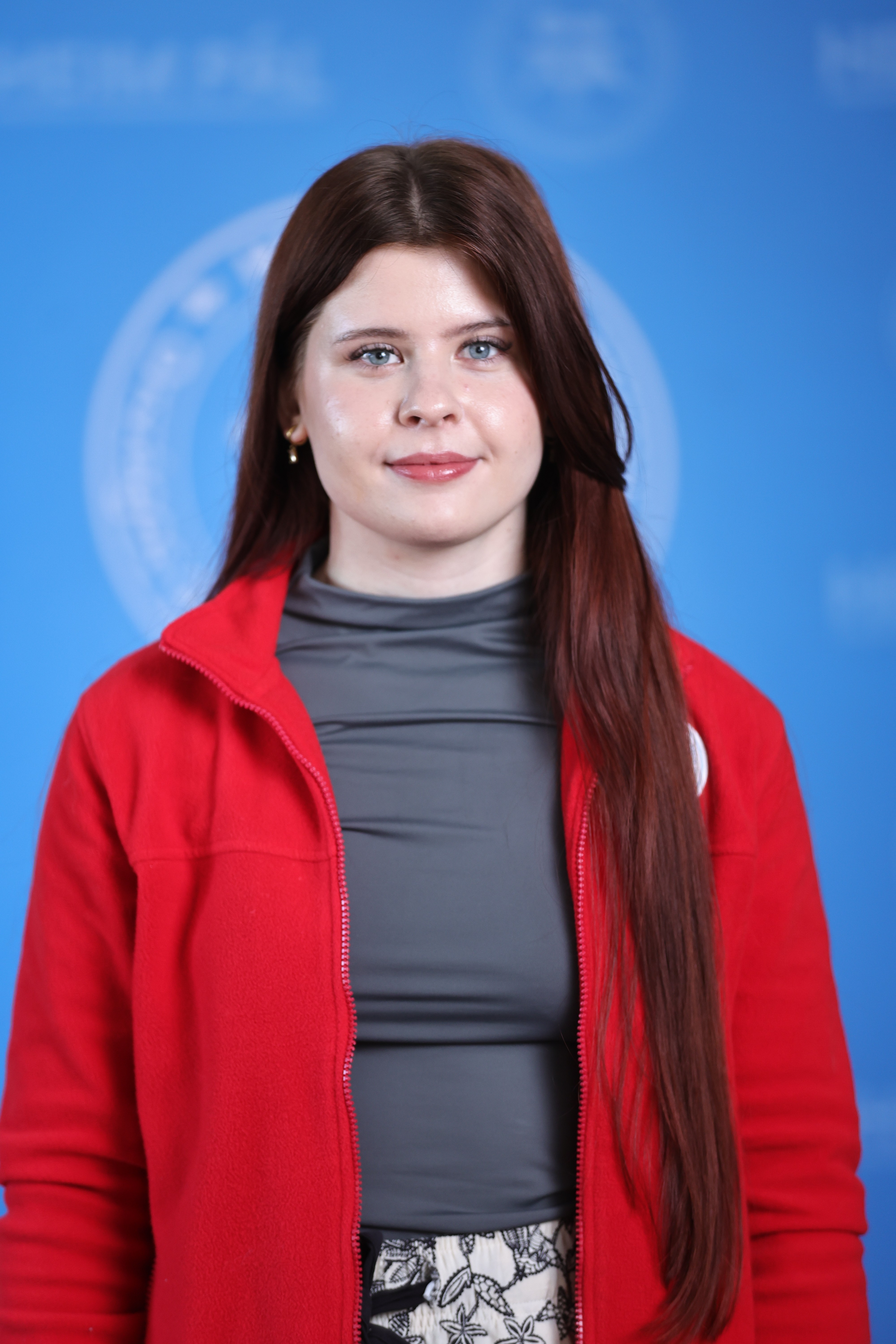 Hosszú hajú nő piros kardigánban