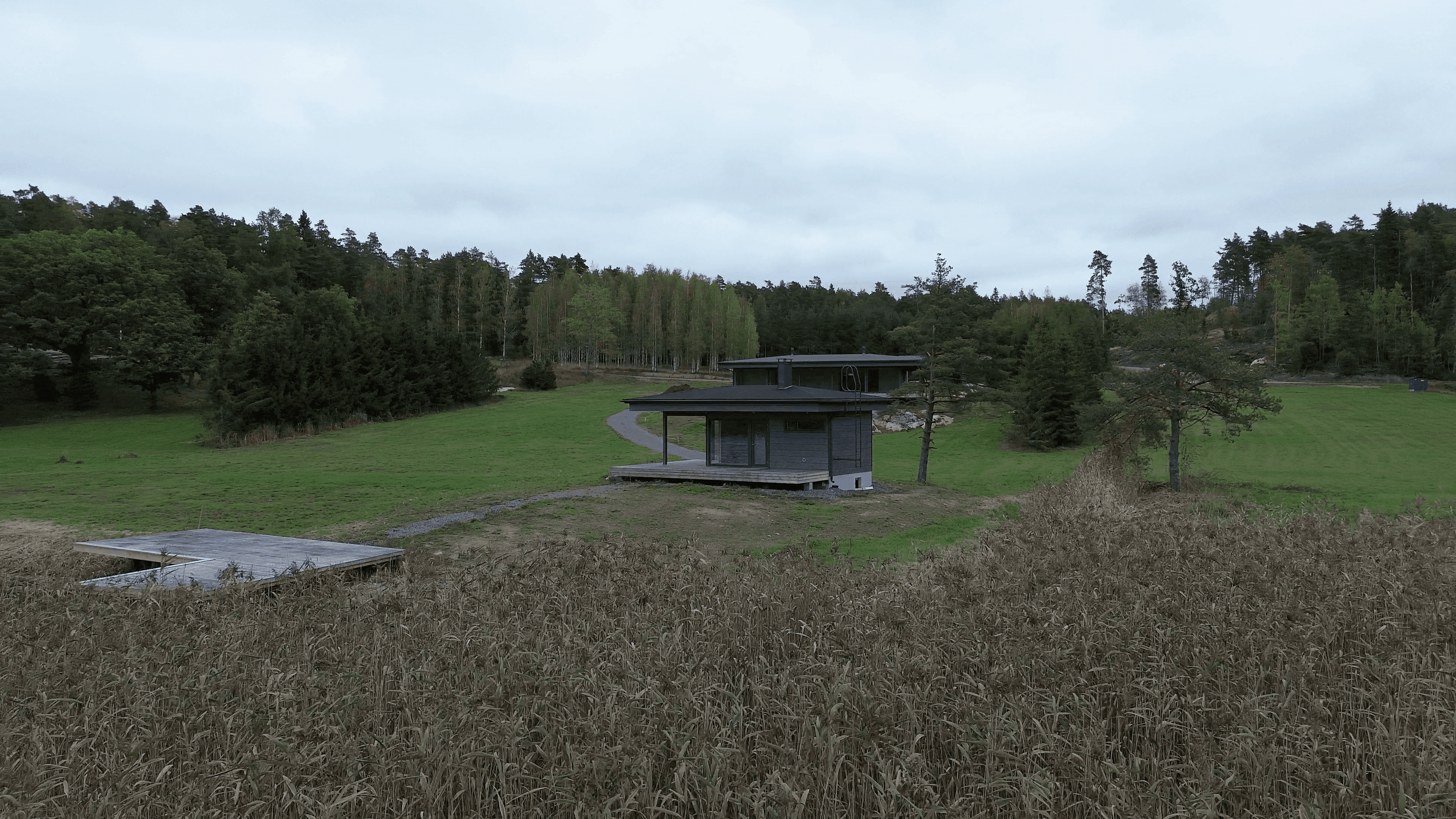 Sauna kuvattu kaislojen yläpuolelta