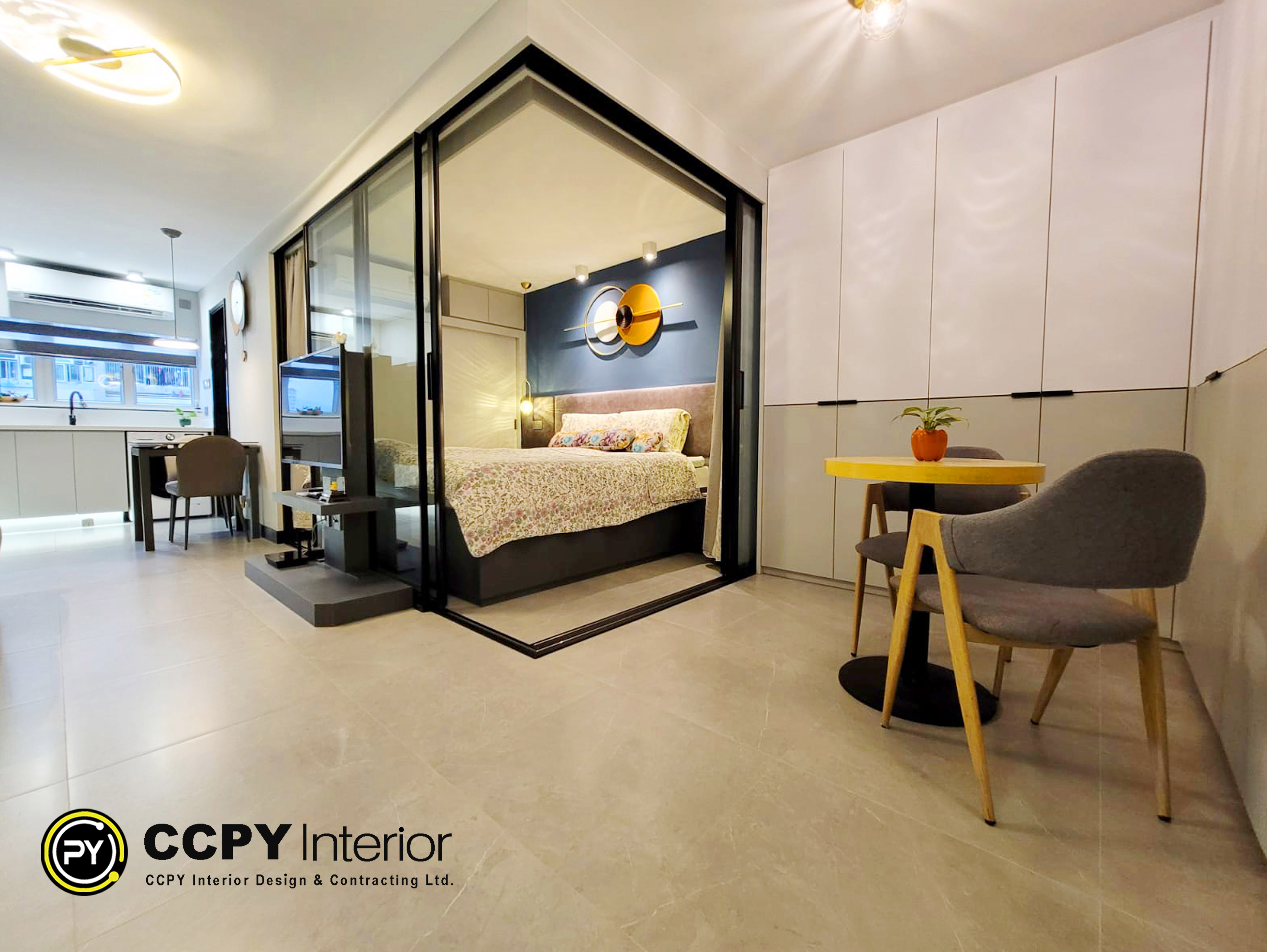 The use of consistent light grey stone-textured tiles (意大利淺灰色調石紋磁磚) creates an expansive feel, despite the compact unit size. The furniture follows a 北歐風模組式 approach, ensuring the dining set and sofa fit naturally without overcrowding.
