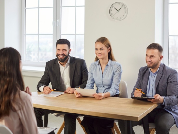 Business leaders meeting with a fractional HR manager to discuss workforce planning, talent strategy, employee development and long-term organisational growth in the UK.