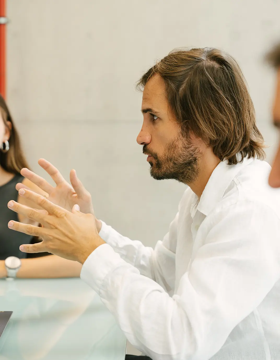 Un hombre exponiendo un argumento en una reunión