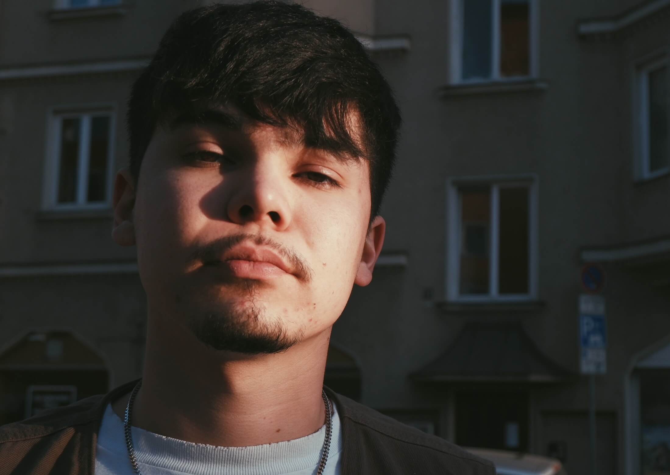 Profilfotografie von Tim Akihiro Heinrich, Gründer von zukunftsberatung