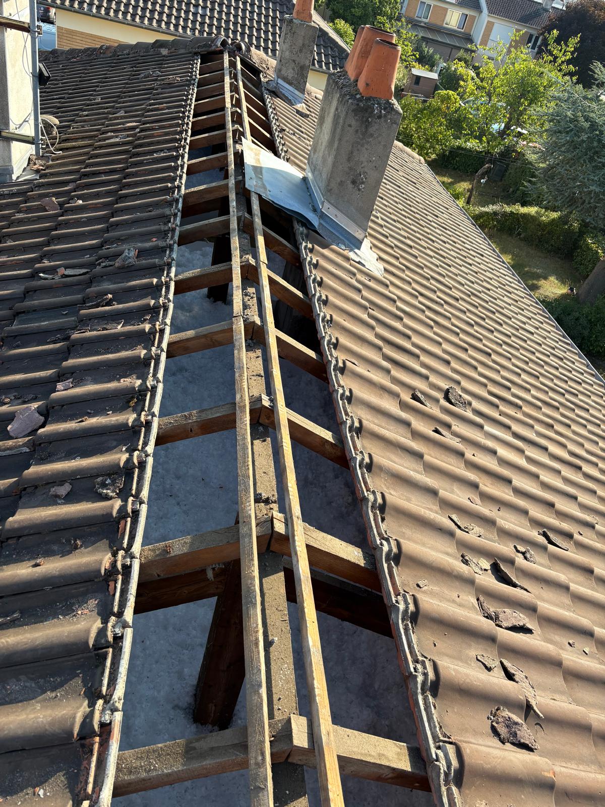 Dégâts de grêle sur une surface de toiture en ardoise à Metz