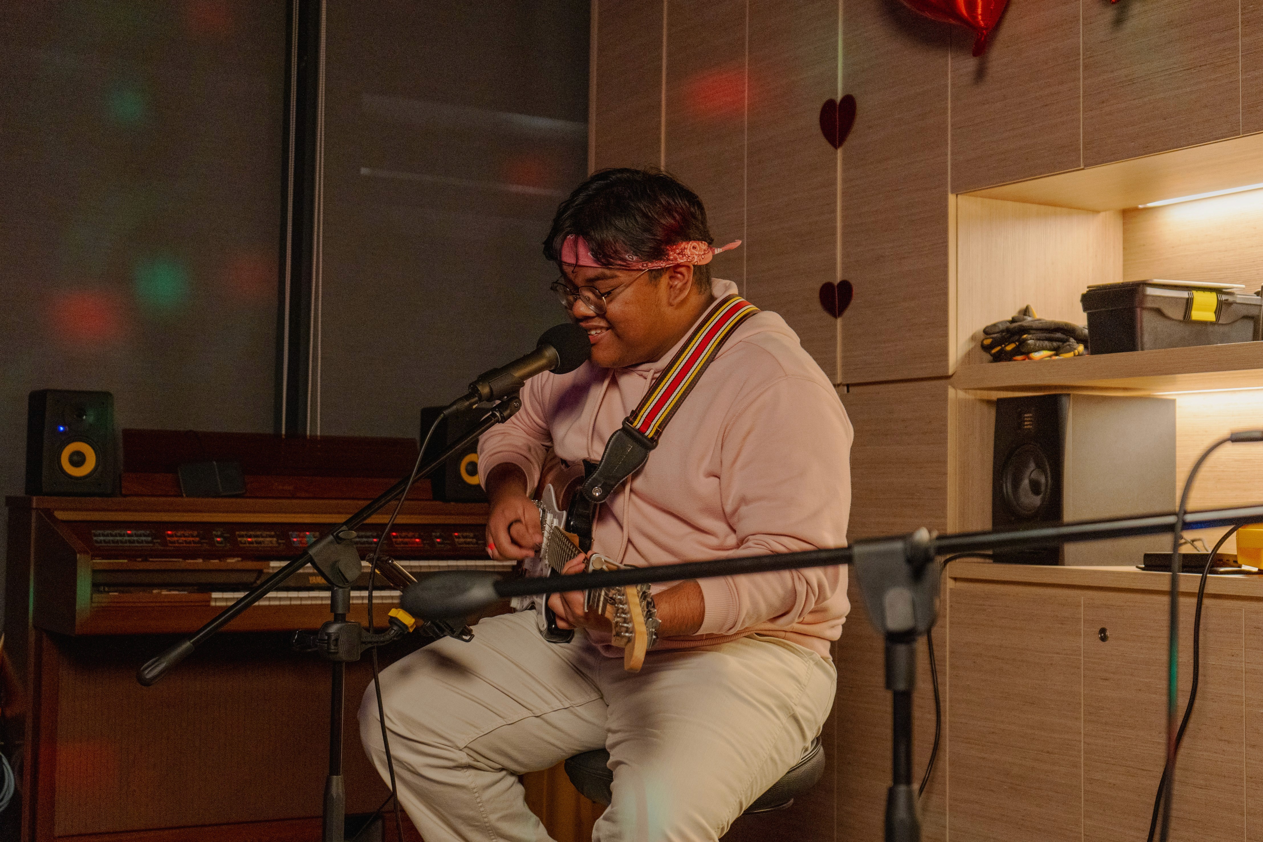aküma singing with the guitar during A Velvety Valentines'