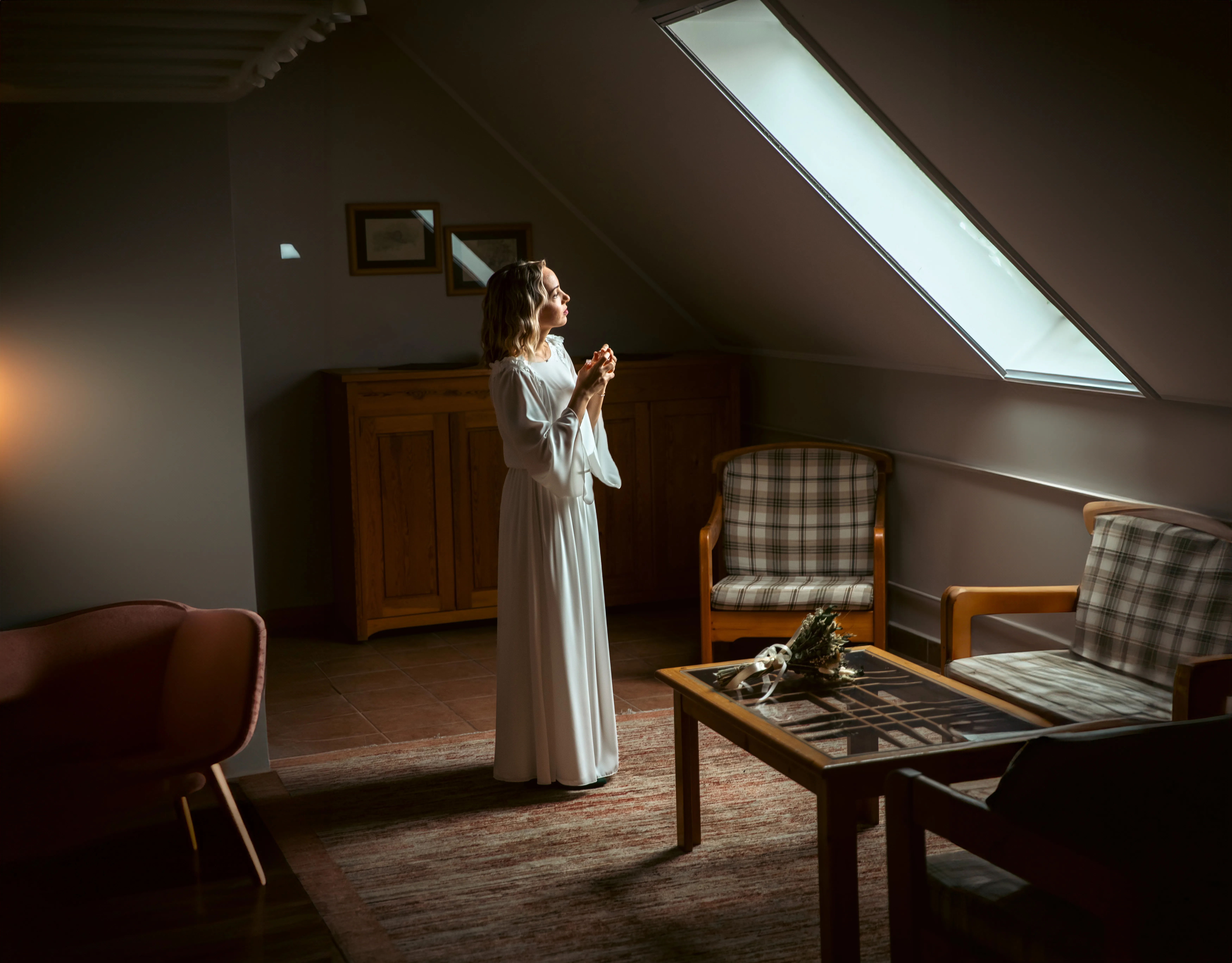 Menyasszony felkészülés természetes megvilágításban - esküvői fotós Tóvik Vendégház háttér