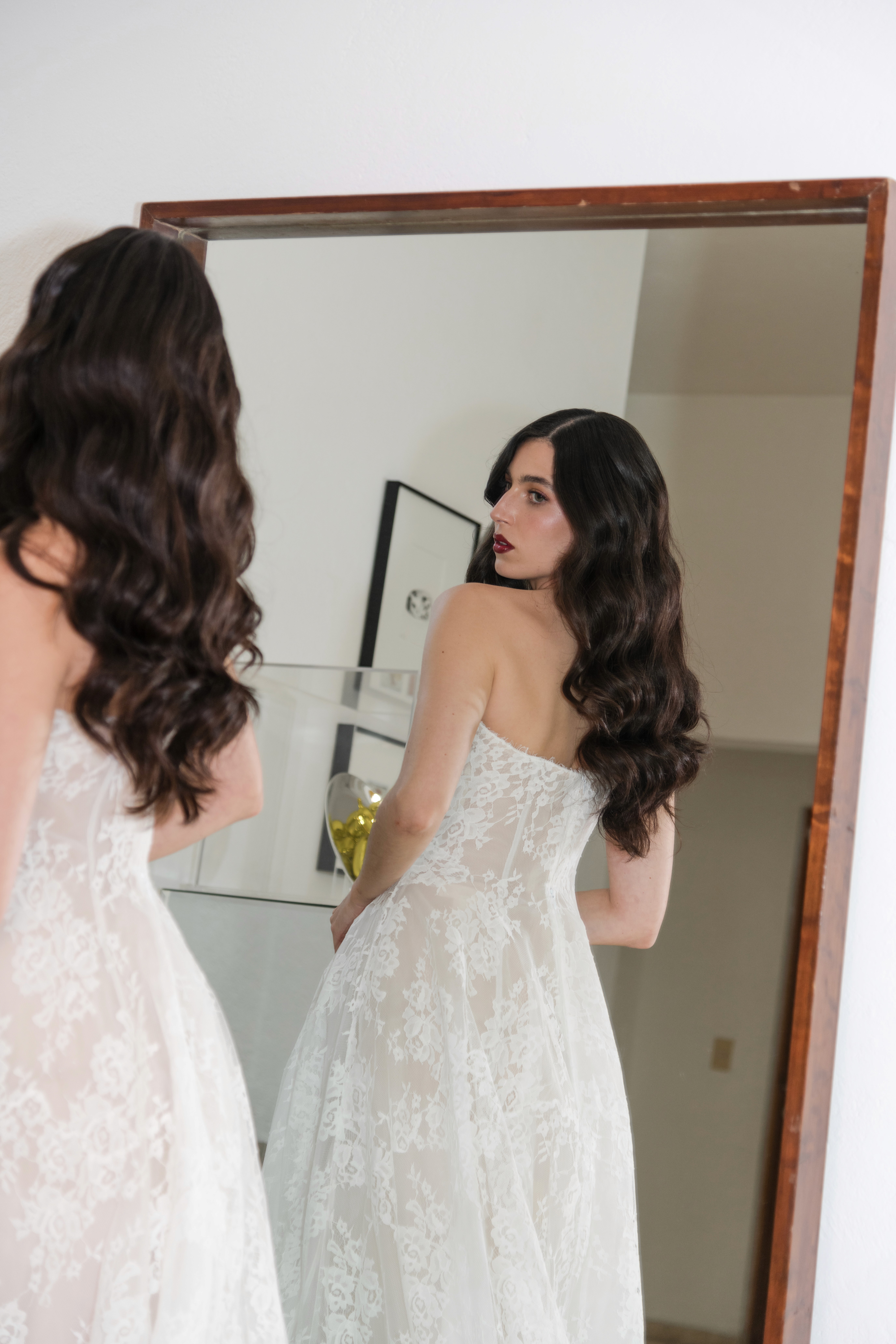 Peinado clásico y elegante para novia con tocado, estilo HairbyFersh.