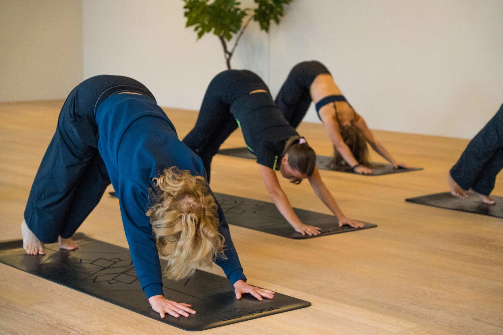 Yogastudio met verlichte bogen en yogamatten bij Bodywork Scherpenzeel