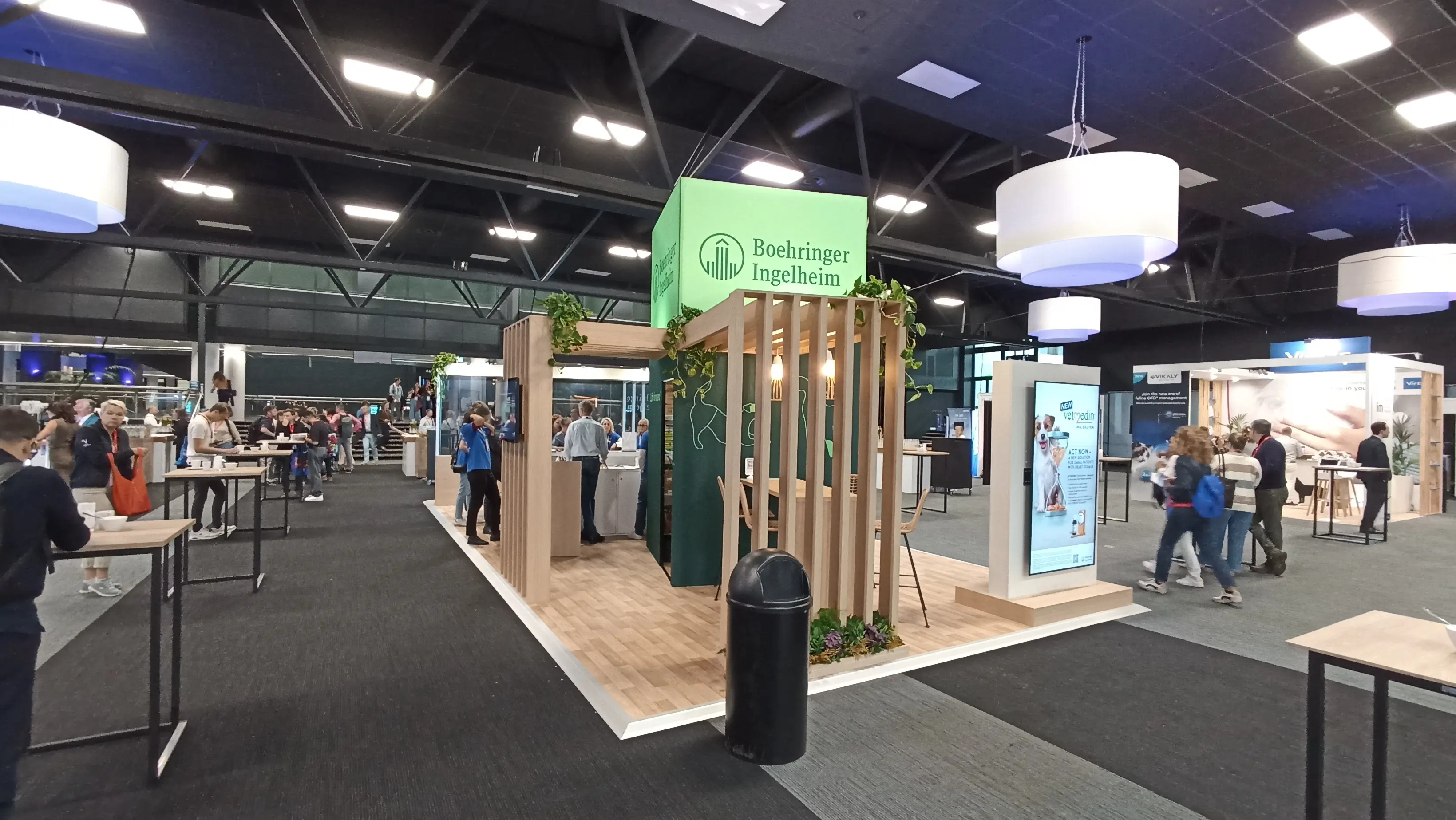  Structure en bois et éléments végétalisés du stand Boehringer Ingelheim signé Expace au congrès ECVIM