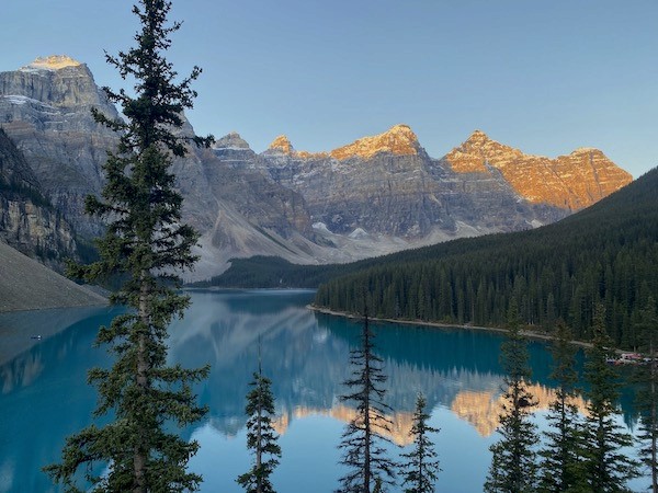 sunrise at moraine lake