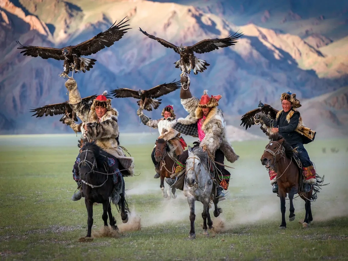 Fotografía de unos Cazadores con águilas en Mongolia, durante un viaje fotográfico de Namaste Photo Tours.