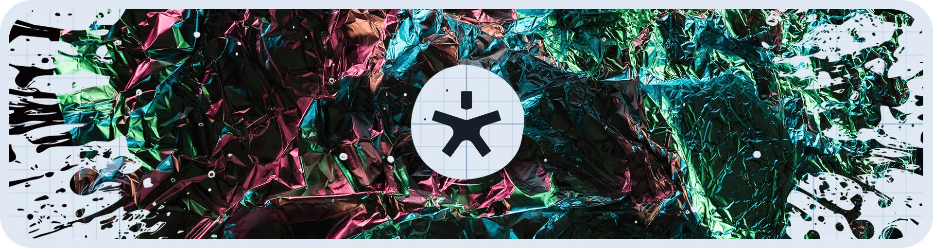 Logotipo estilizado da Spark Maxxem um círculo central sobre fundo de folha metálica amassada com reflexos iridescentes e respingos de tinta