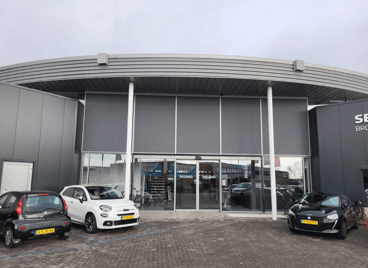 Zonwering op bedrijfspand - door Dugreja