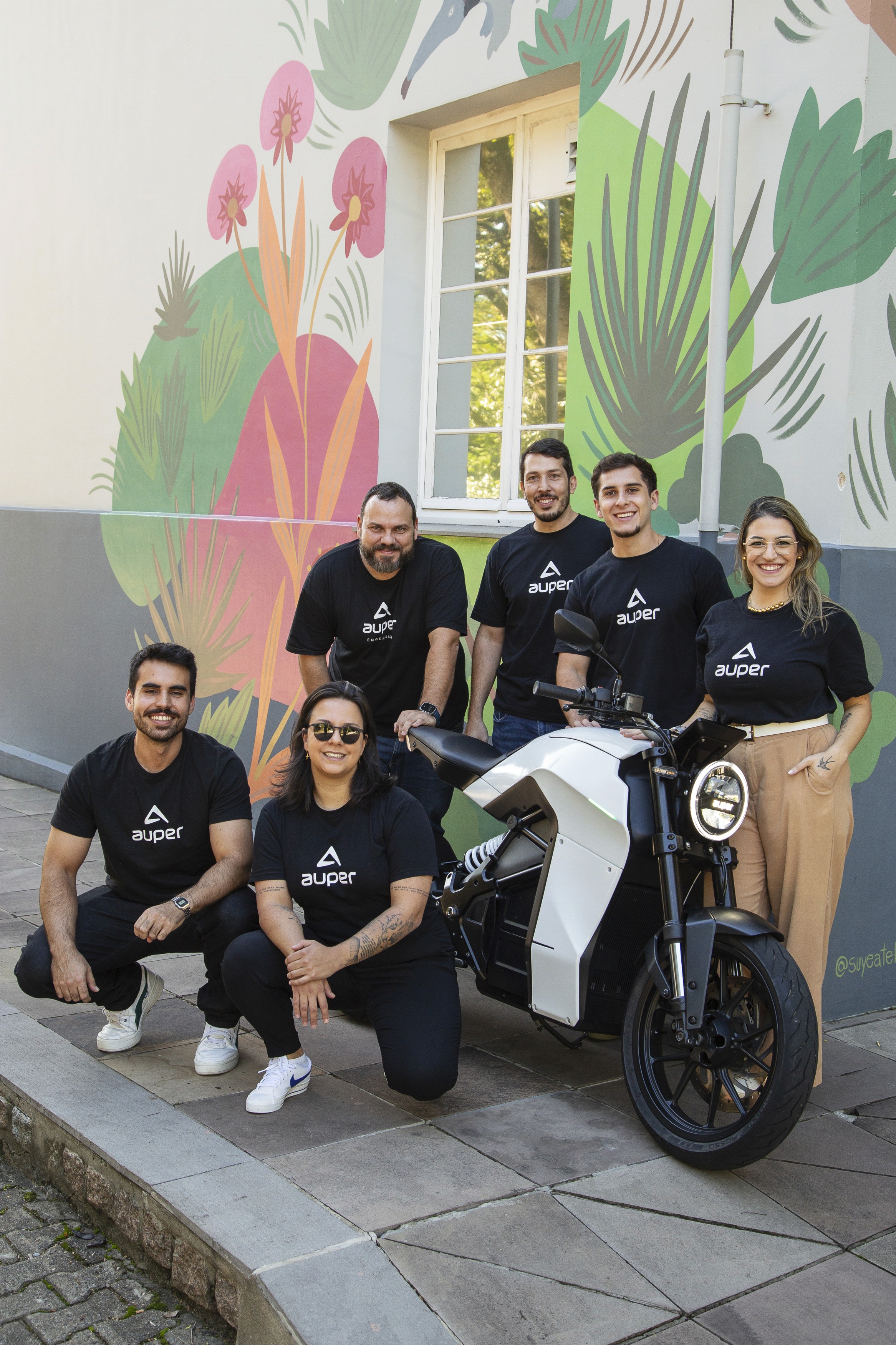 Equipe auper e moto branca