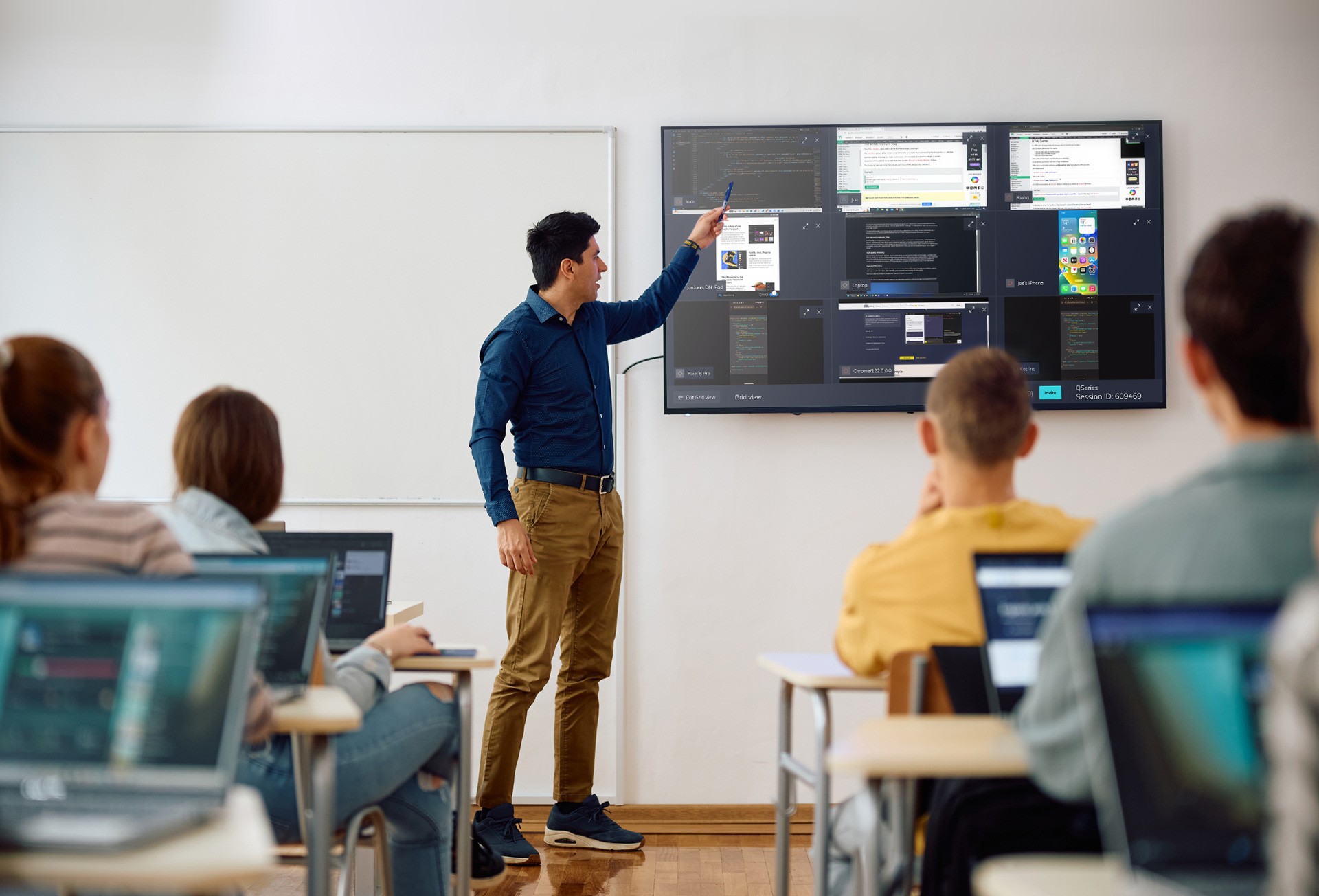 Expand your collaboration with Extended Grid View, no allowing up to nine participants' screens to be on the main display at once