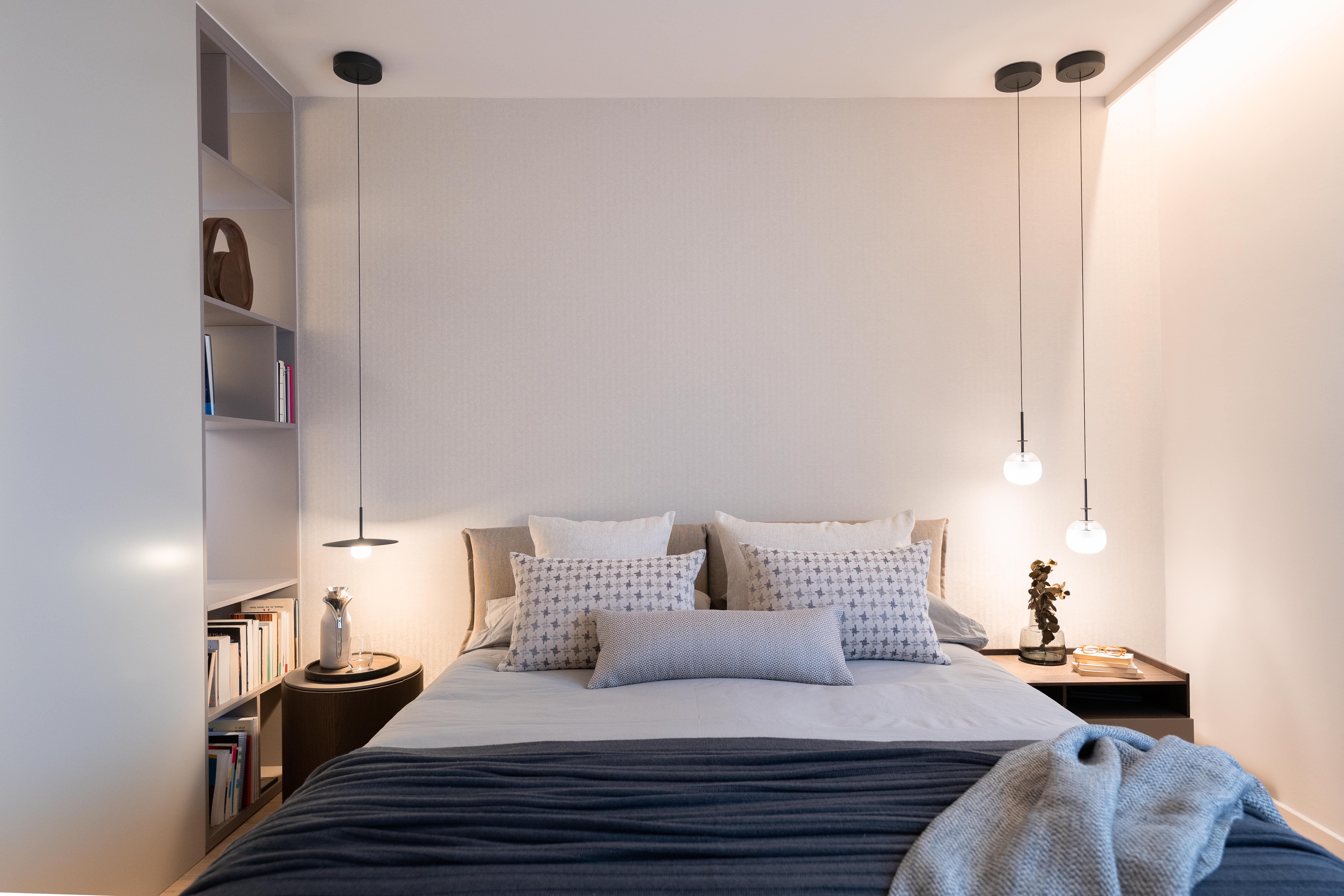 Dormitorio minimalista con tonalidades grises