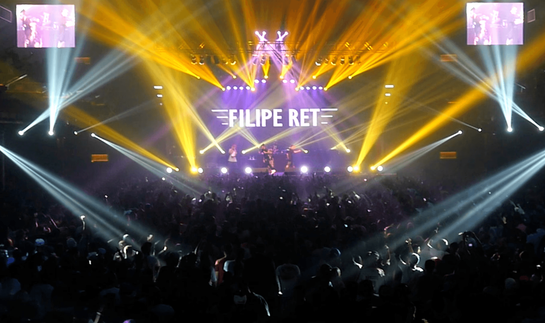 Documentary wide angle photography of the crowd during a live concert of Filipe Ret for the webseries Poeta Jogador