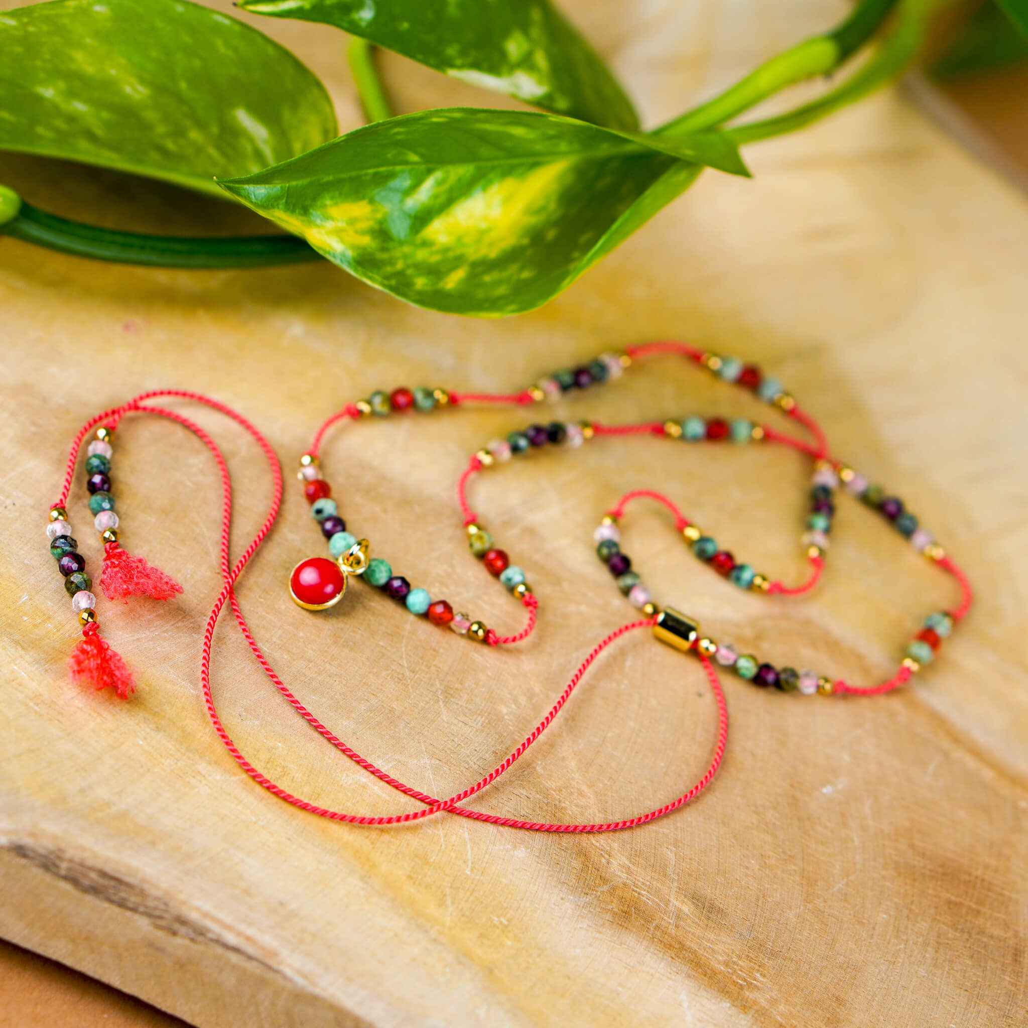 Ręcznie robiony delikatny naszyjnik na nici jedwabnej z koralem czerwonym turkusem granatem karneolem cytrynem, kryształem górskim