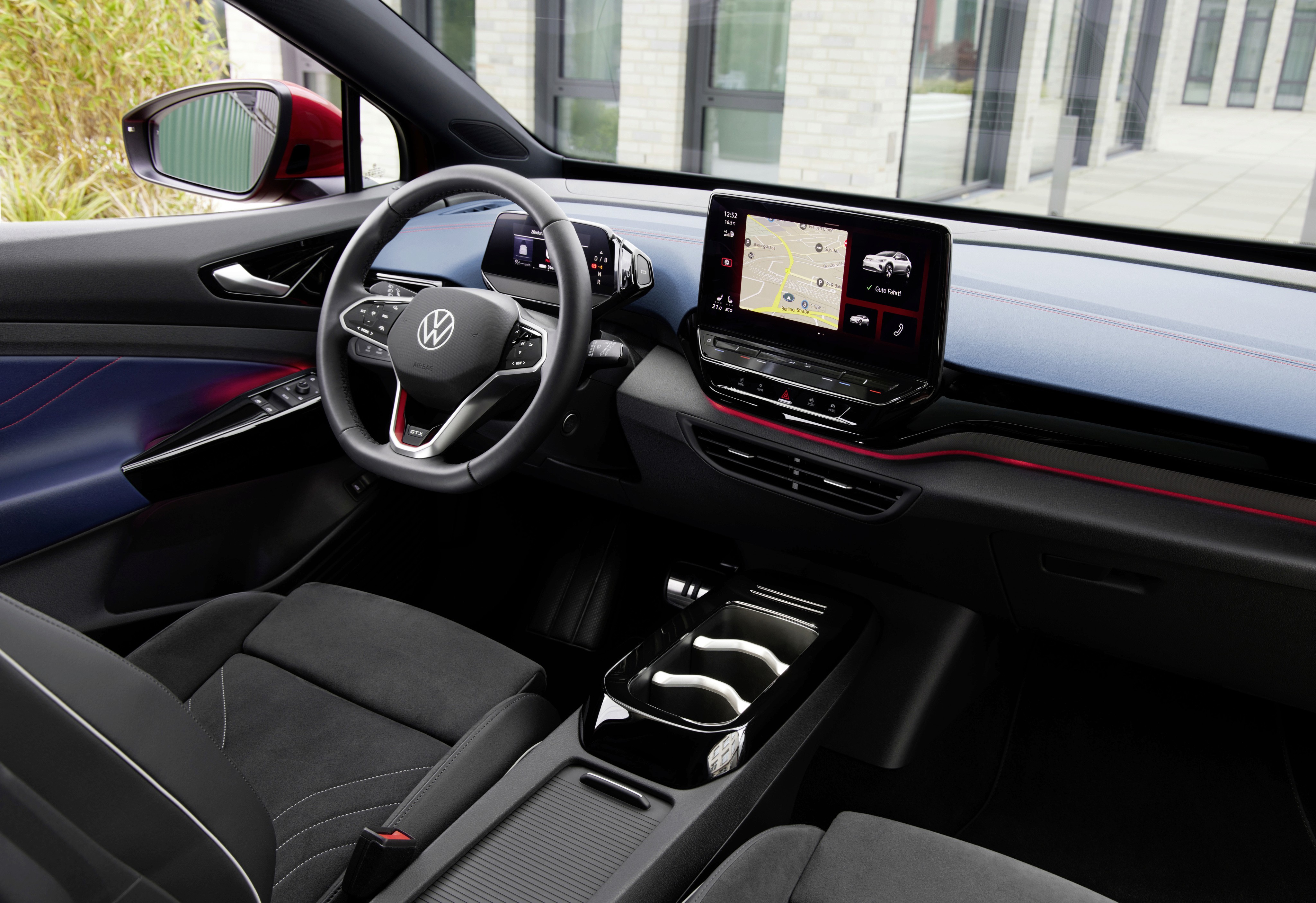 Intérieur de la Volkswagen ID.4 GTX avec écran central, volant sport et éclairage d’ambiance rouge