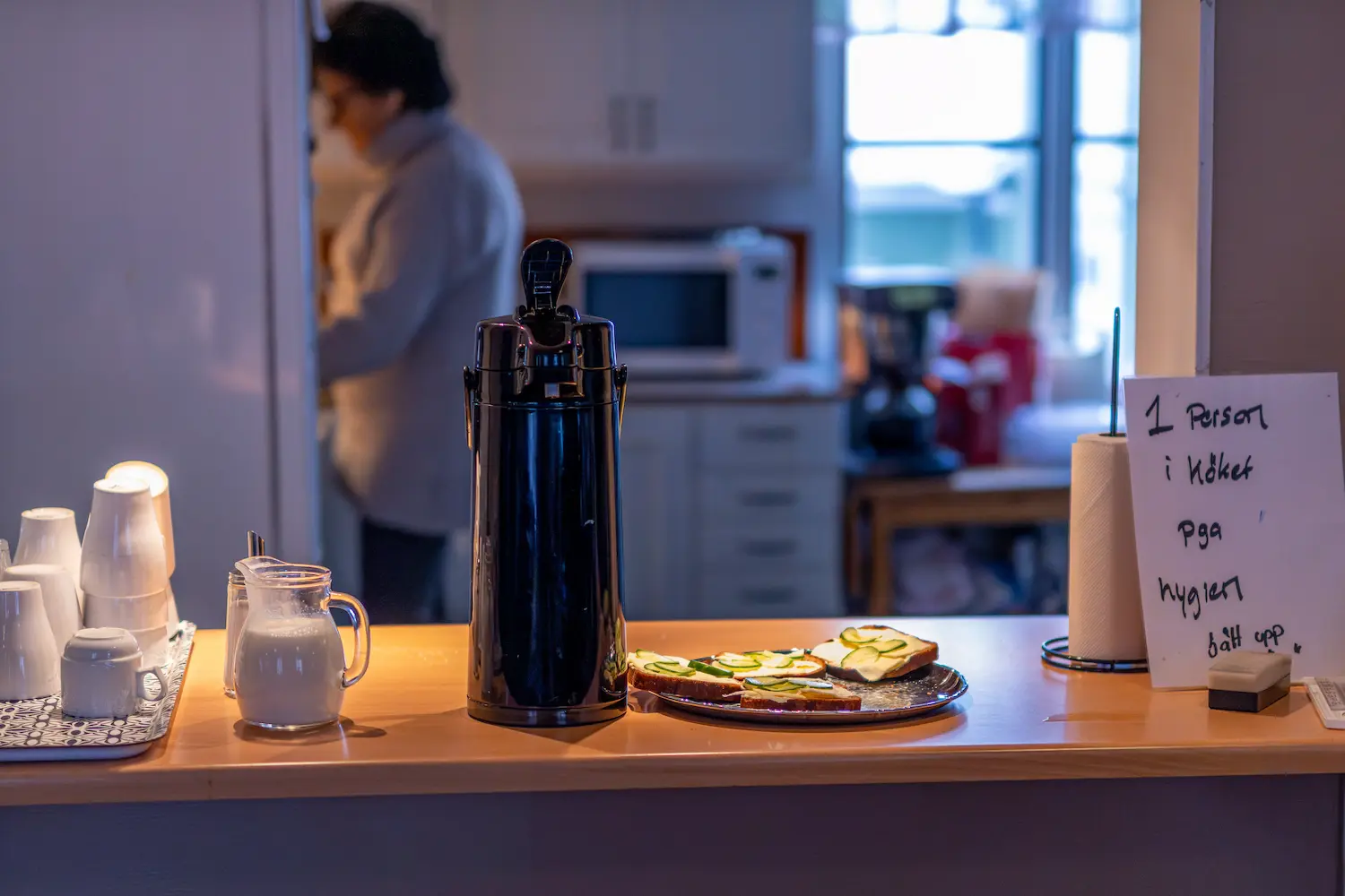 Mat delas ut vid ett bord utomhus under en gemensam aktivitet.