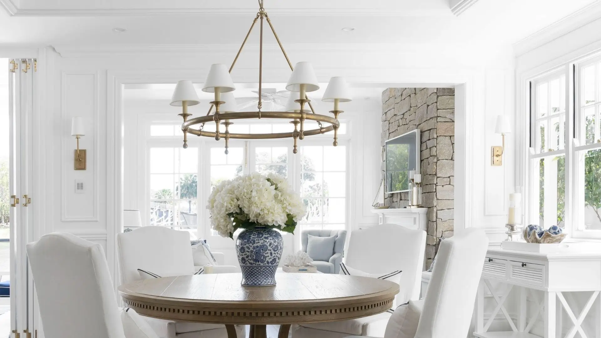 A coastal style hamptons dining area in Noosa Queensland designed by Invilla Architecture