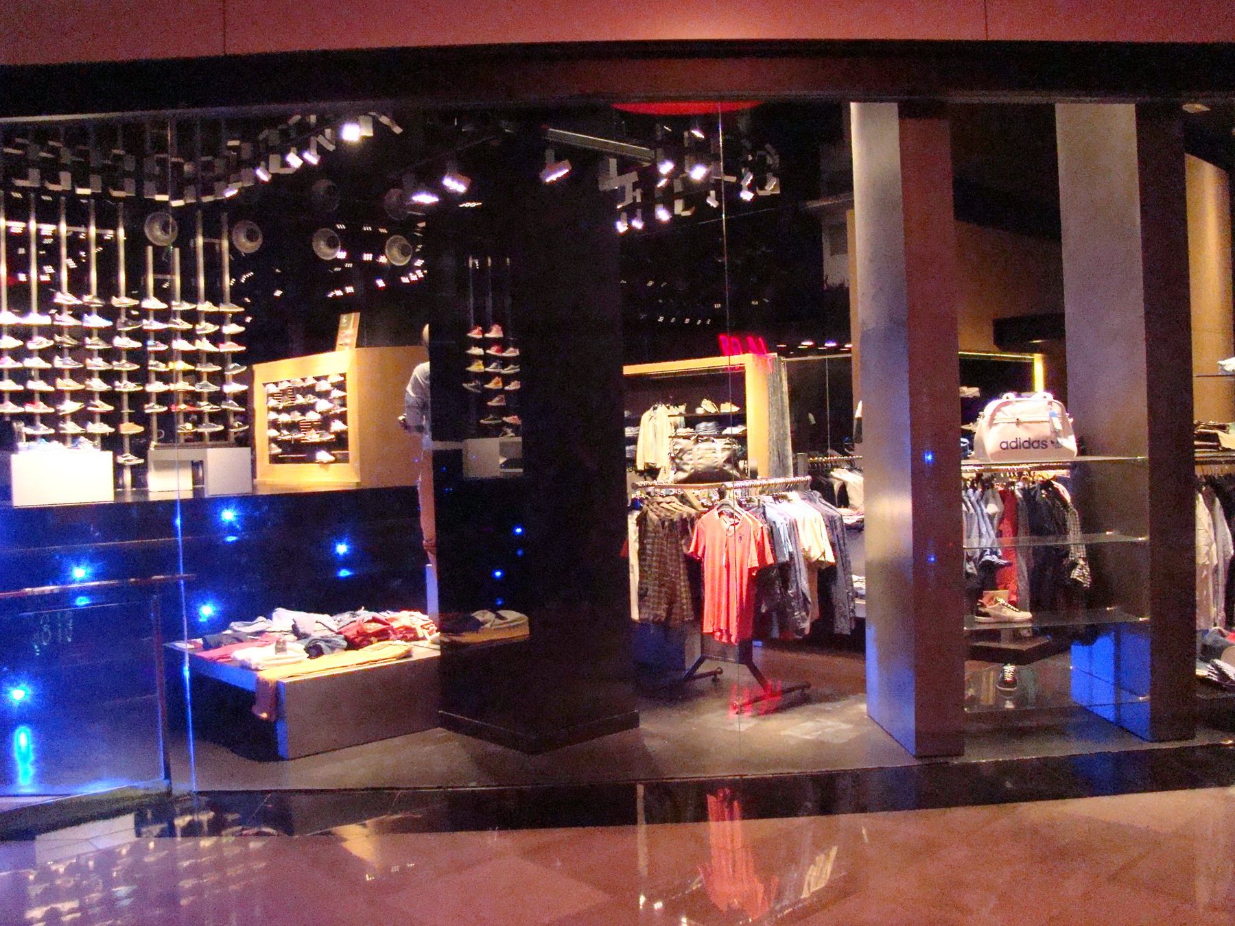 Proyecto 19 · RETAIL Y COMERCIOS · Ledilux