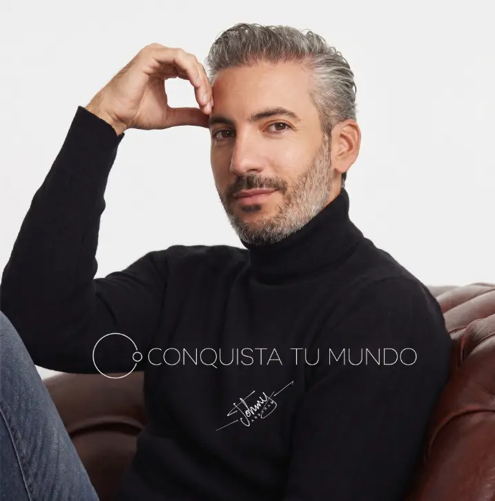 Imagen promocional del podcast Conquista Tu Mundo con Johnny Abraham.