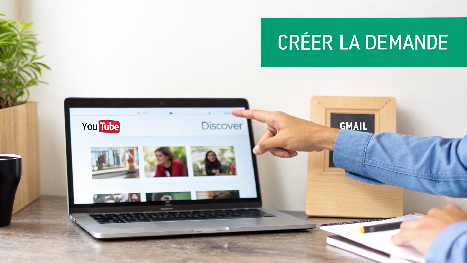 Main pointant l'écran d'un ordinateur portable affichant YouTube Discover, avec le texte 