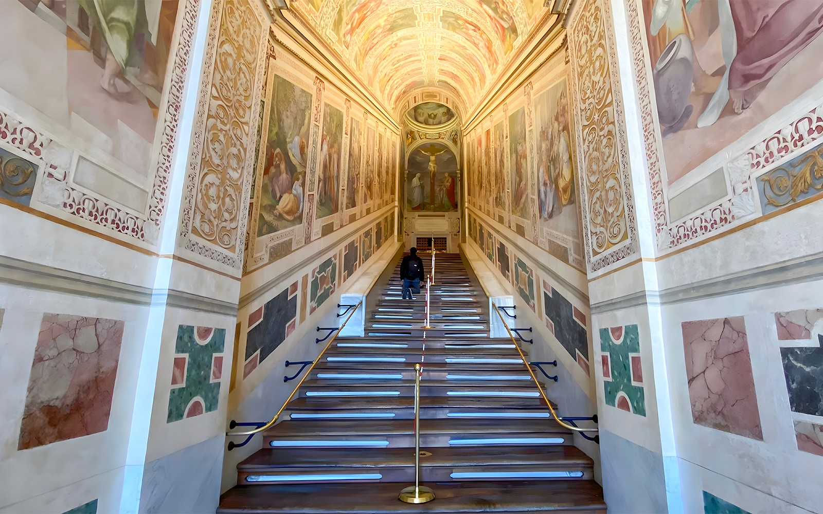 位于意大利罗马的圣若望拉特兰大殿内部的壁画楼梯。