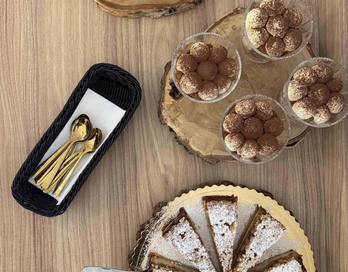 Desery i ciasto przygotowane jako słodki poczęstunek dla gości