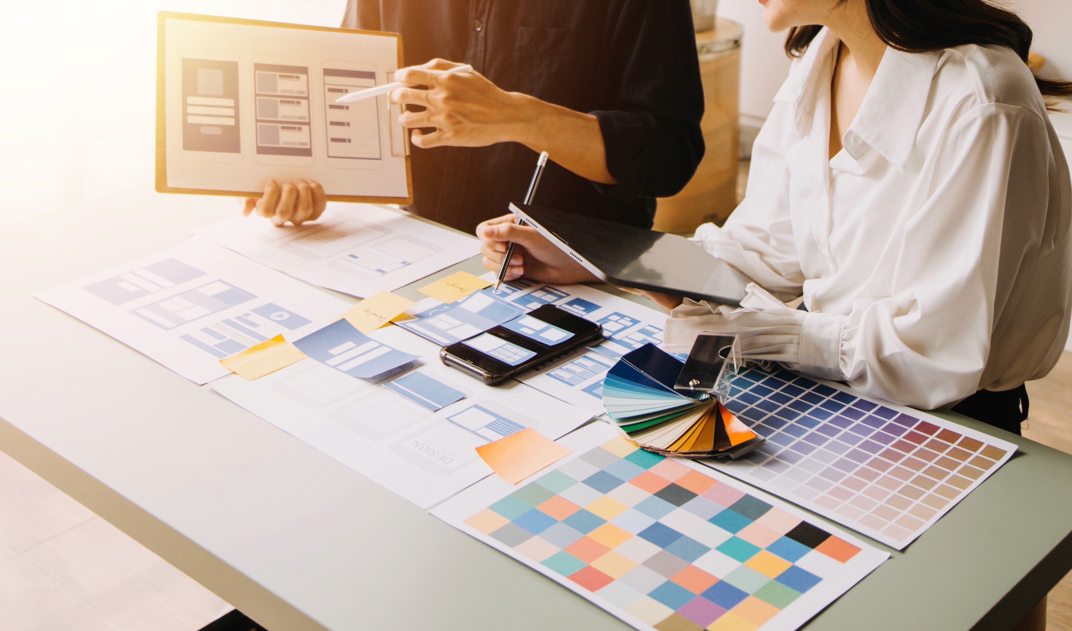 室內匹克球場專業設計工程，採用藍灰色高彈性防滑運動地板與標準標線，具備優質球速反饋與耐磨度。