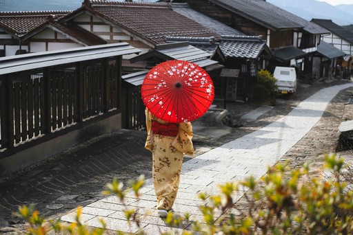 Women in a kimono holding umbrella, exploring rural Japan using her Journey Japan eSIM