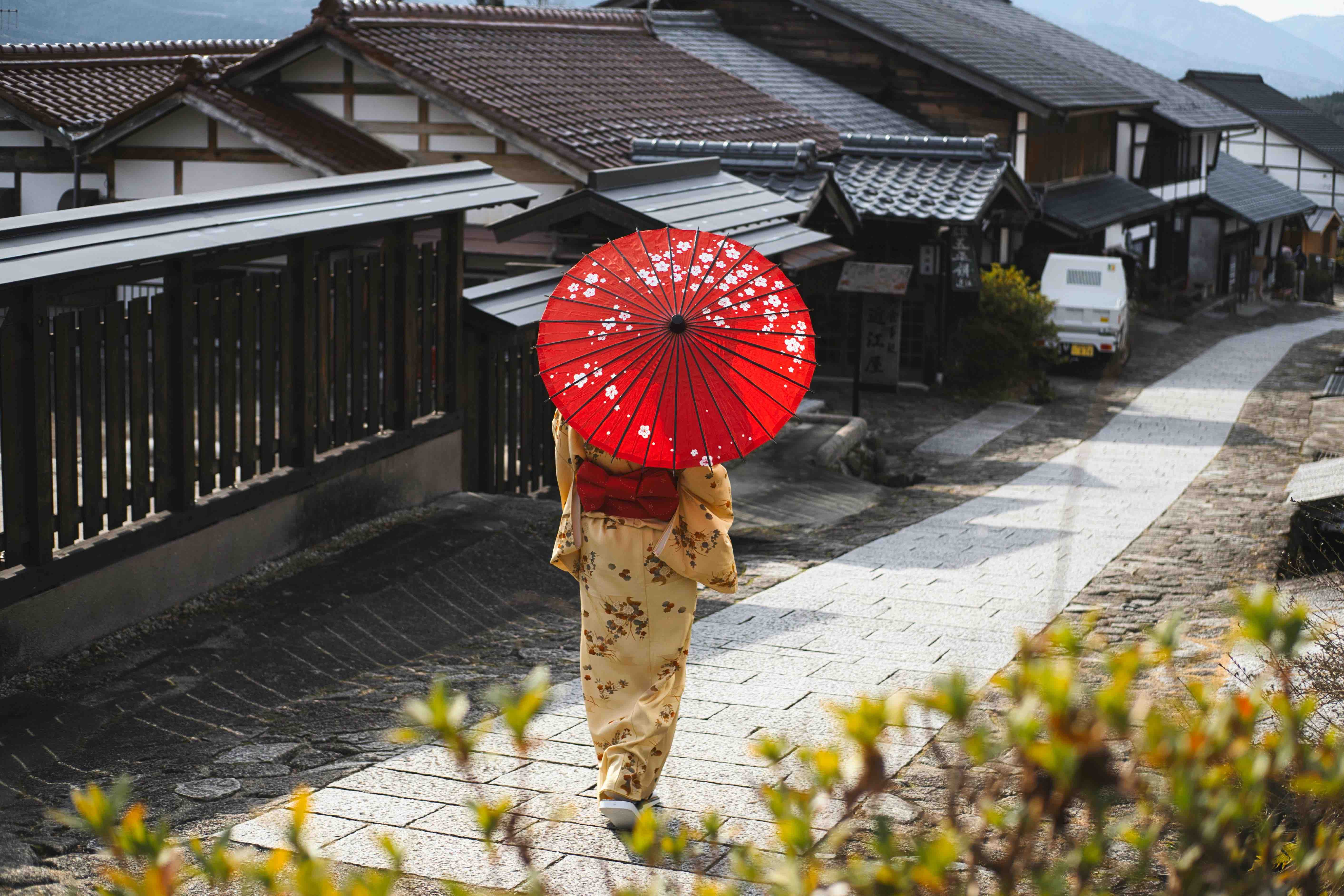 Women in a kimono holding umbrella, exploring rural Japan using her Journey Japan eSIM