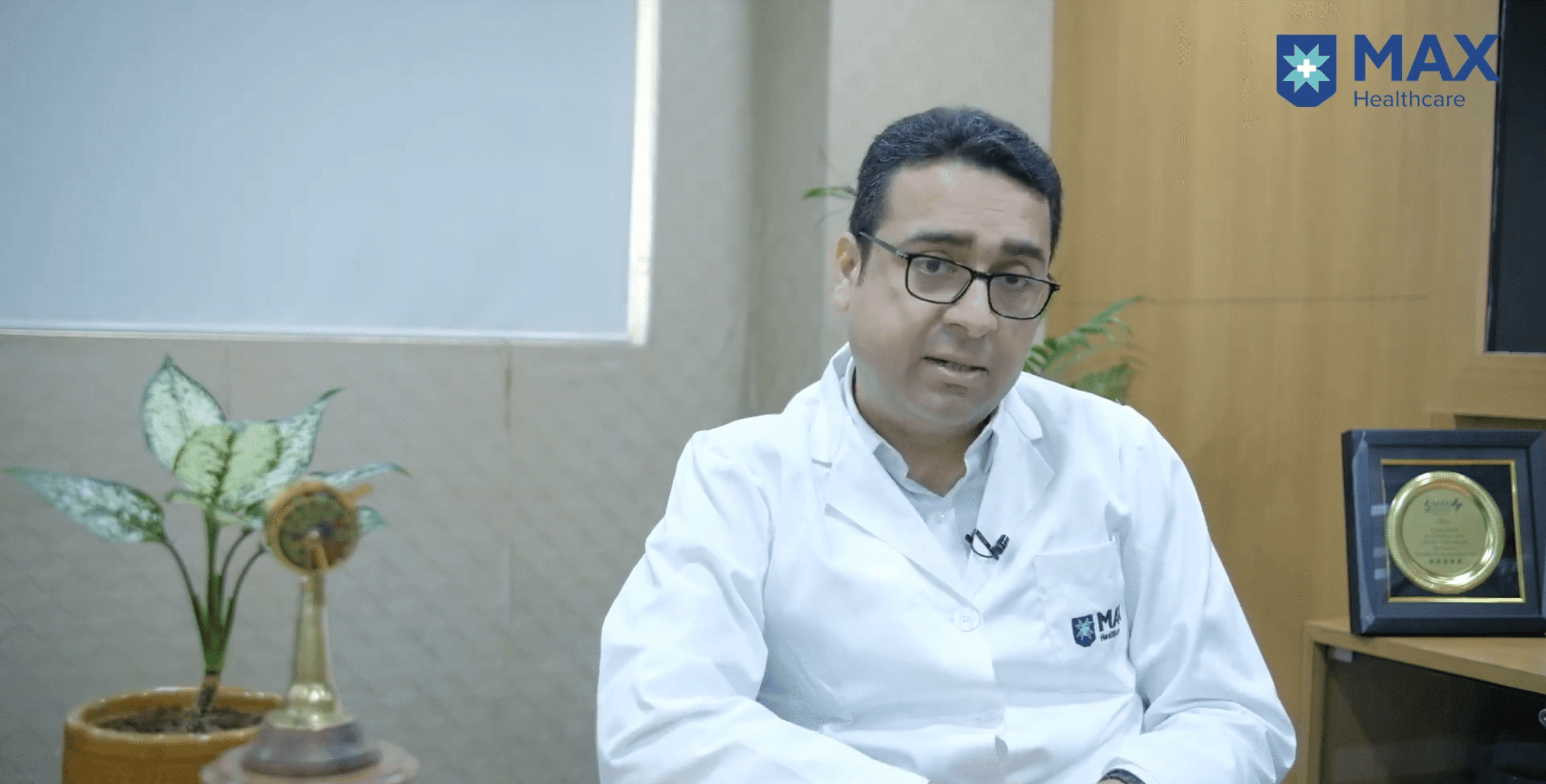 डॉ. Tushar आपको bladder cancer के इलाज़ के विकल्प समझा रहे हैं, जिसमें organ-sparing surgery और neobladder reconstruction शामिल हैं।