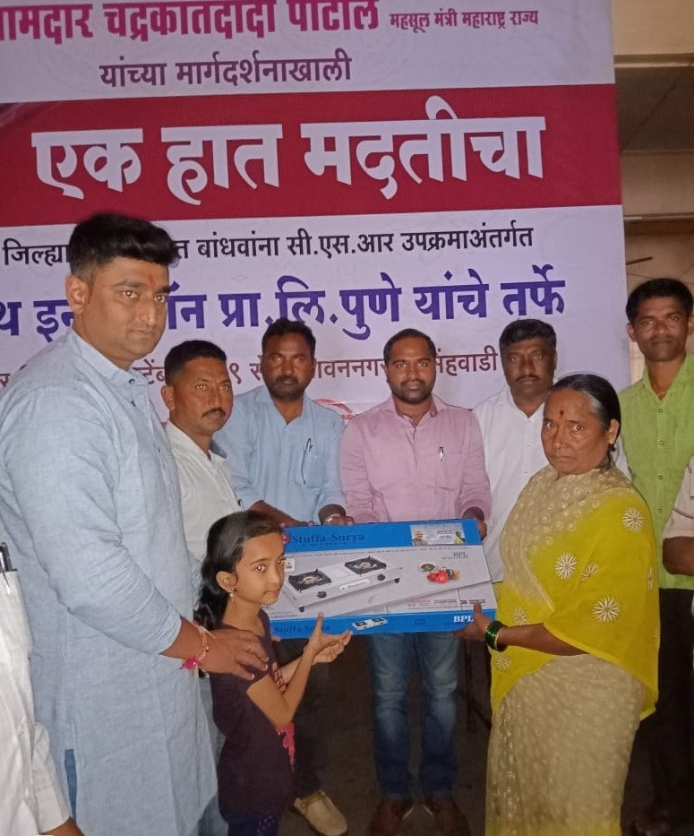 Gas stove distribution during the 2019 Kolhapur floods - photo 6