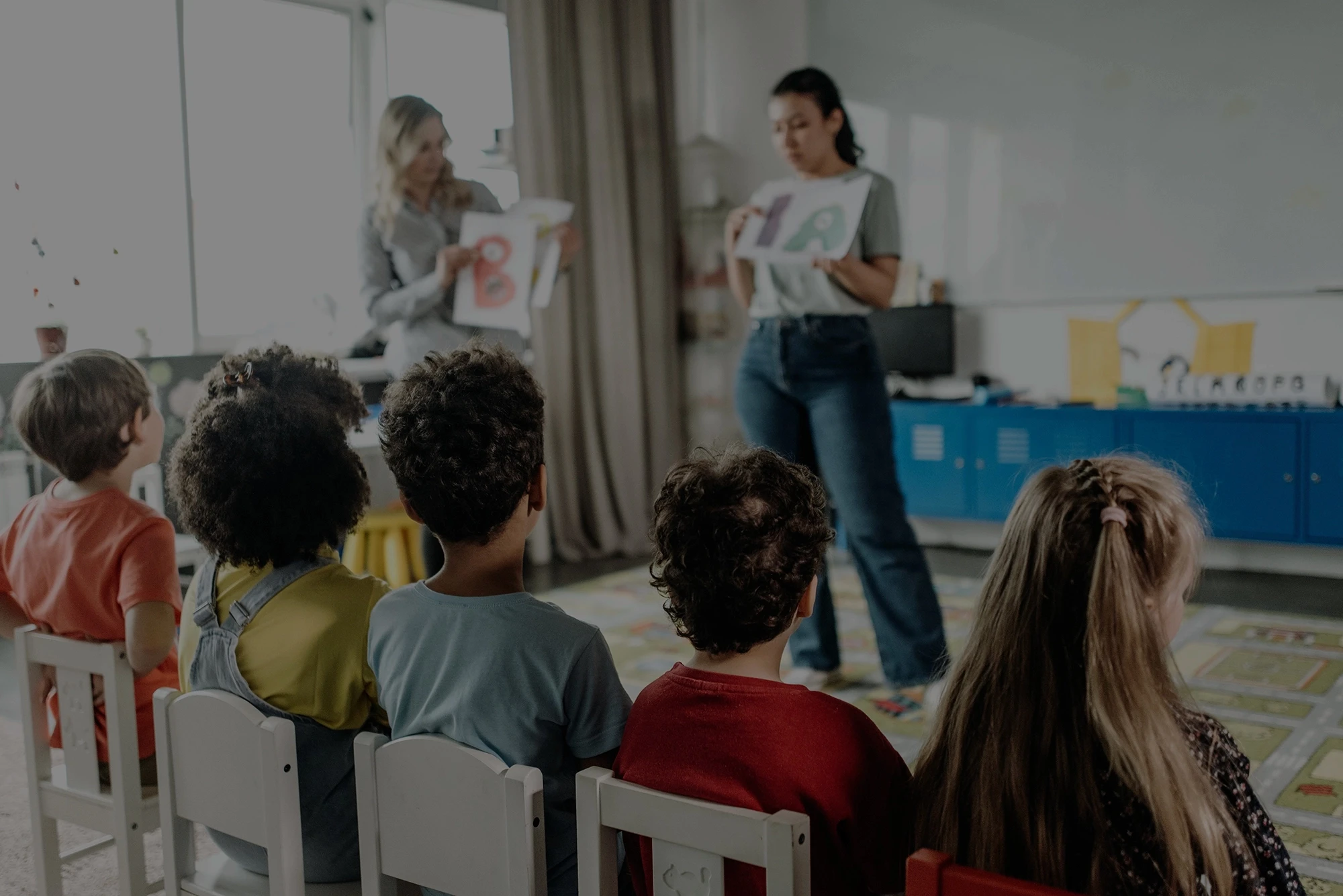 Enfants dans une salle de classe à l'école privée et bilingue de Neuilly-sur-Seine (92) près de Paris. École bilingue Saint-James
