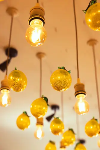 Décoration du restaurant réalisé par notre architecte décoratrice : lampes dorée tombant du plafond