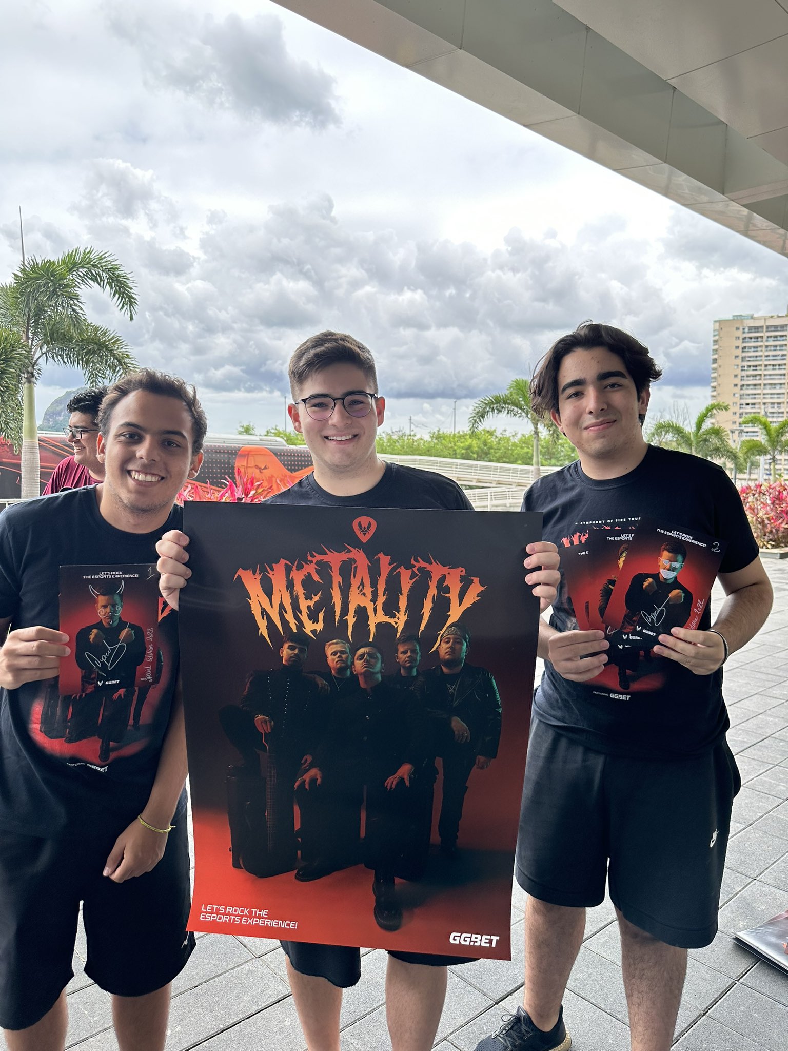 Visuel du projet Metality : Trois jeunes hommes blancs fans de l'équipe Metality tenant une affiche de l'équipe