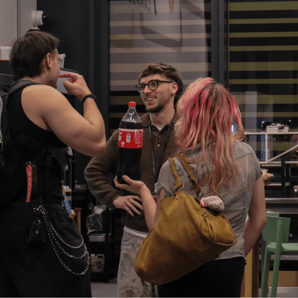 Alexis en train de parler avec des participants de Hack'In 2026