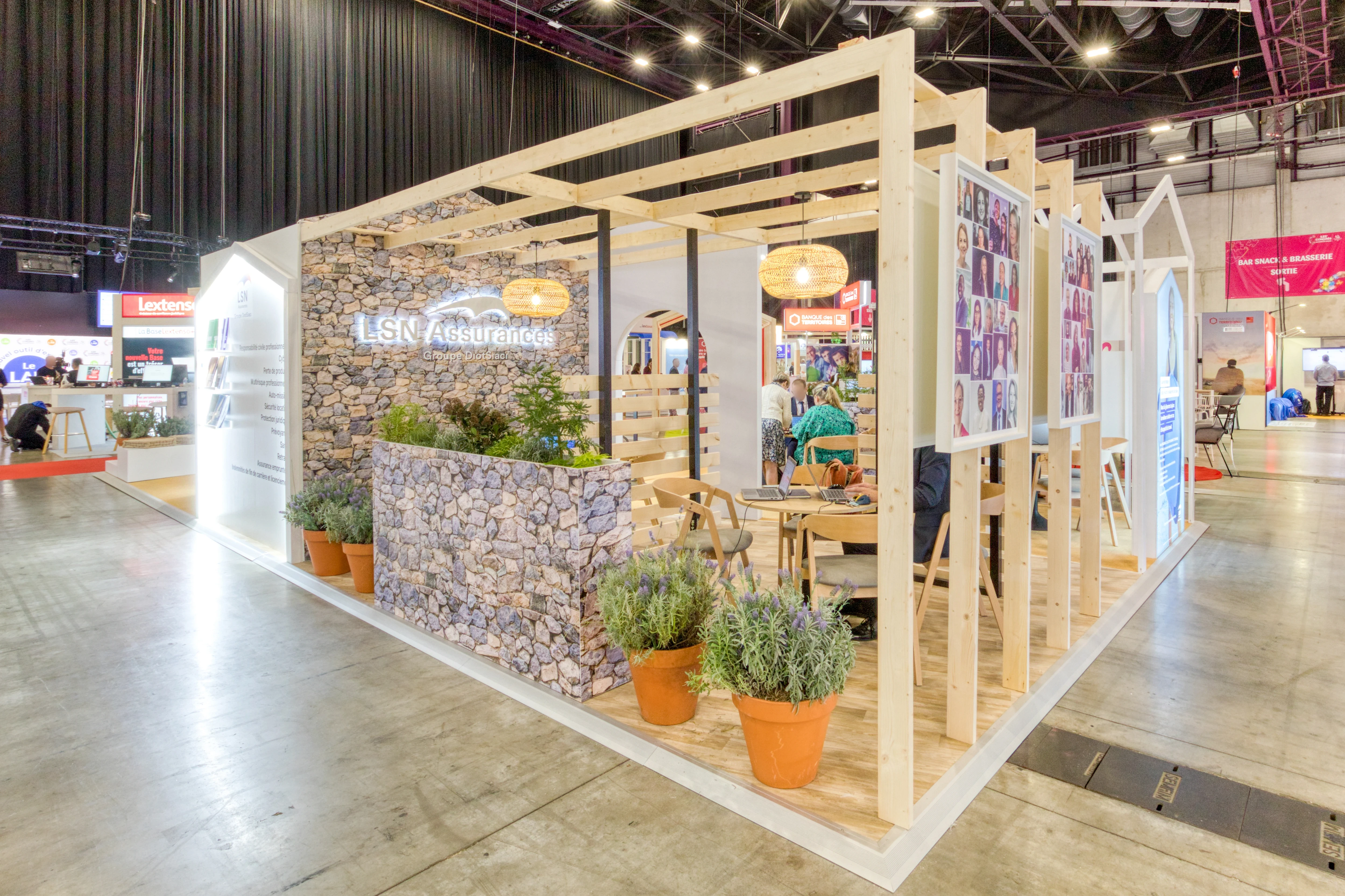 « Structure bois et décoration végétale du stand LSN Assurances au Congrès des Notaires »