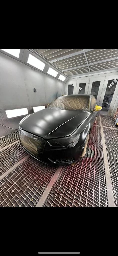 Peinture voiture noire en cabine professionnelle – finition peinture auto premium avec vernis haute résistance.