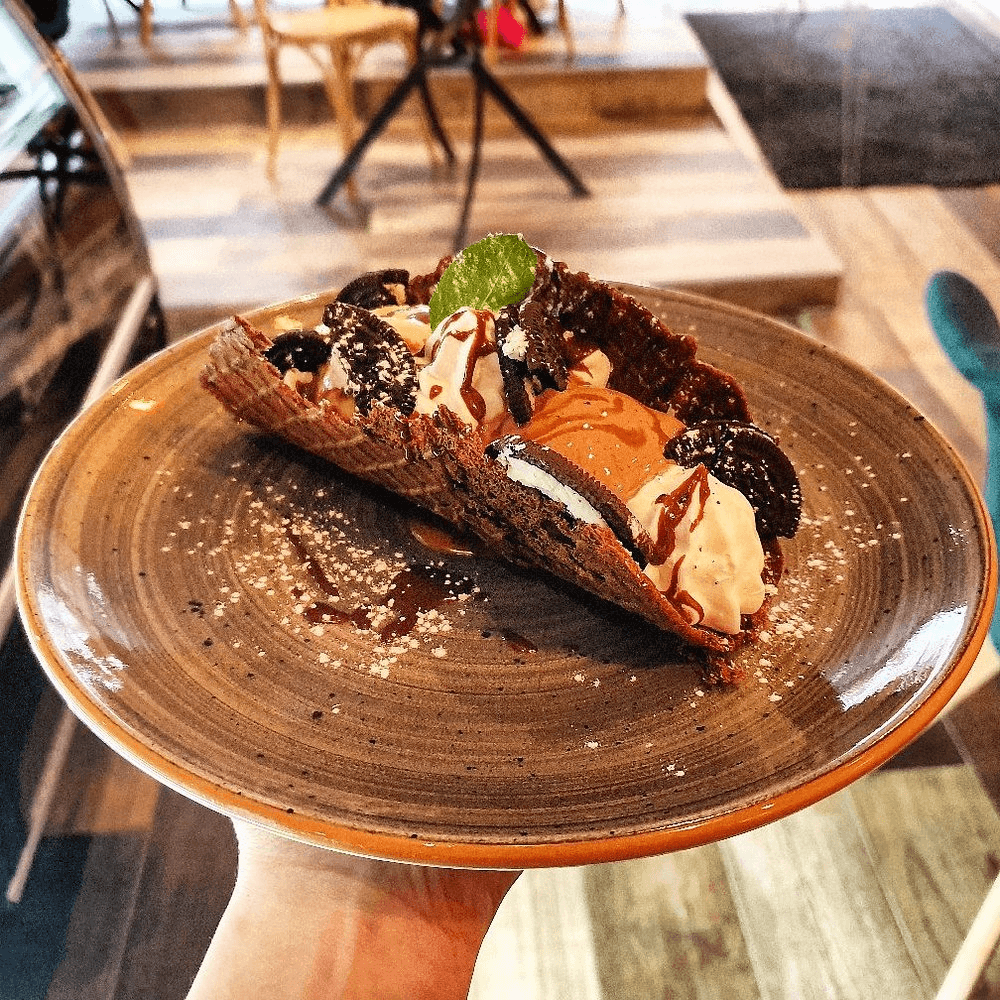 Wonderland Brunch & Cake dish