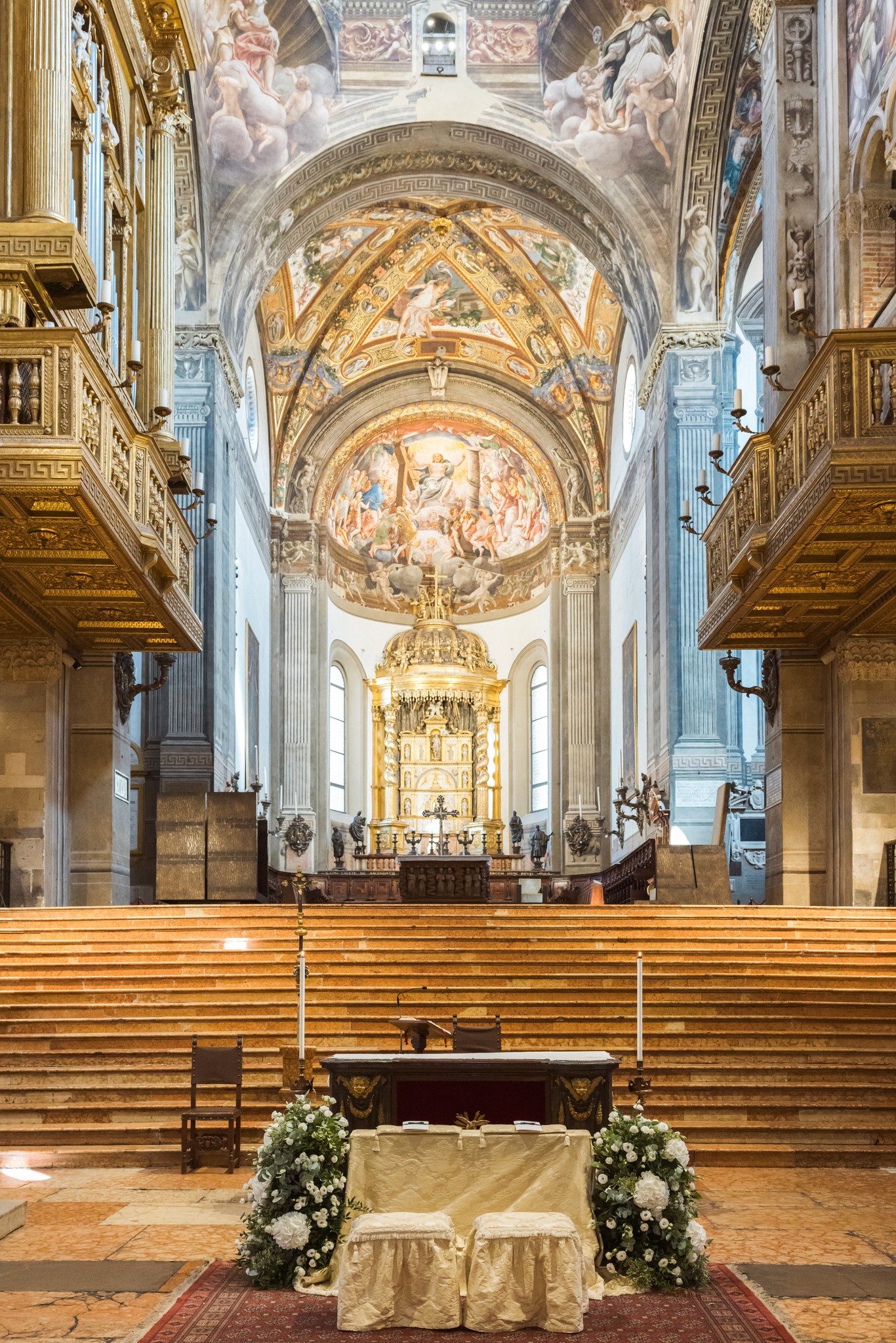 Navata barocca di Villa Malenchini, altare con fiori bianchi, volte affrescate e luce naturale per la cerimonia matrimoniale