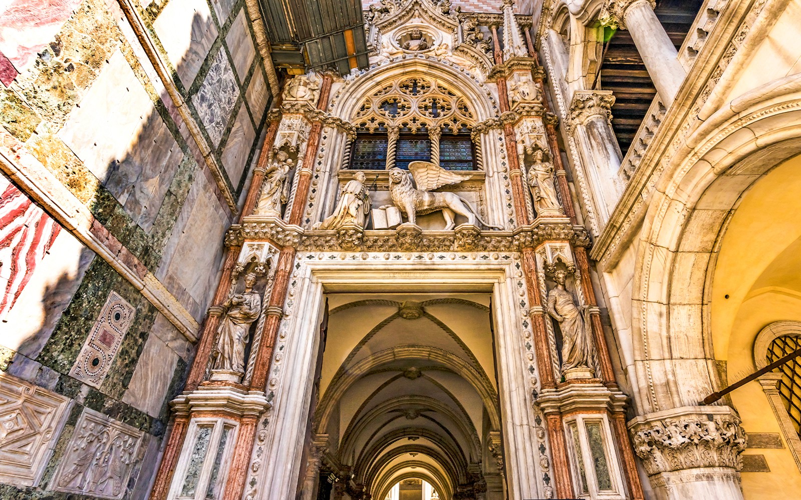 L'ingresso di Palazzo Ducale con le sue sculture ornamentali in Piazza San Marco a Venezia.