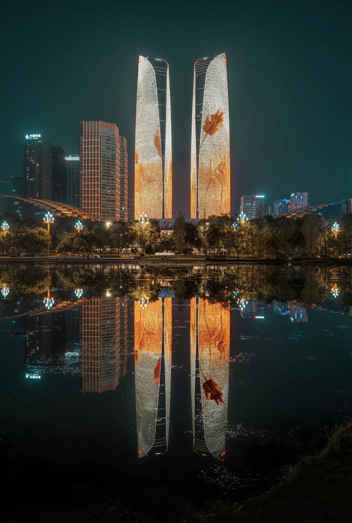 Autumn-themed lighting show on Chengdu Twin Towers