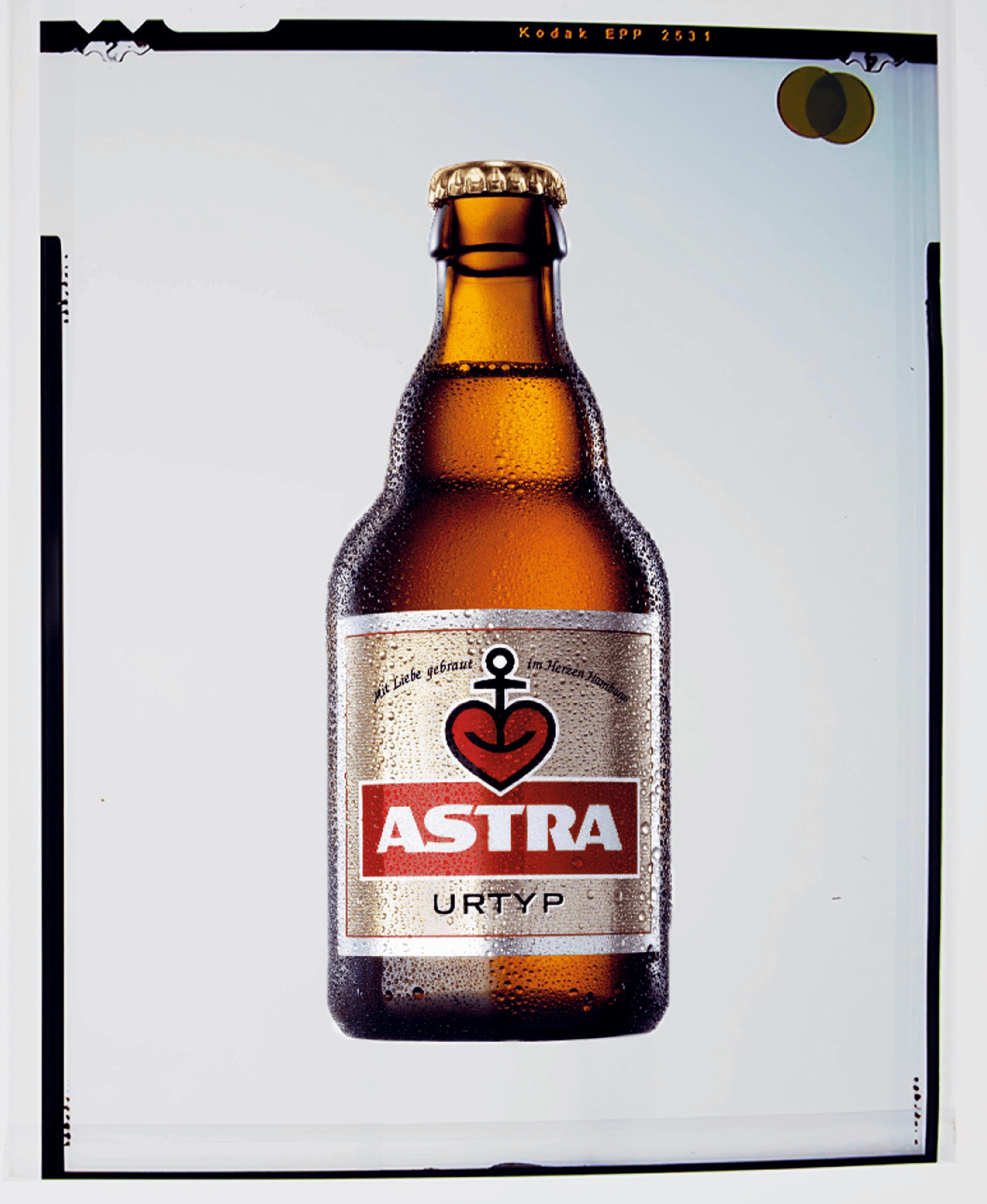 Bierflasche mit neuem Astra Etikettendesign mit Herzanker-Logo – modernes Marken-Redesign gestaltet von Design for Human Nature in und für Hamburg.
