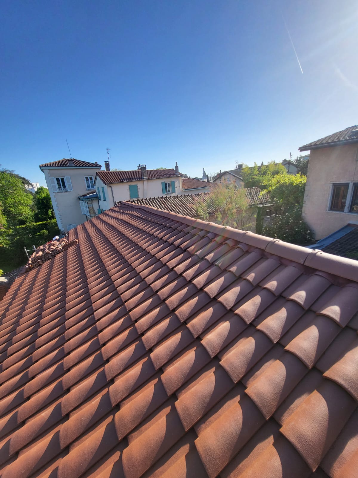 Couvreur professionnel Lopez travaillant sur toiture en tuiles à Lyon