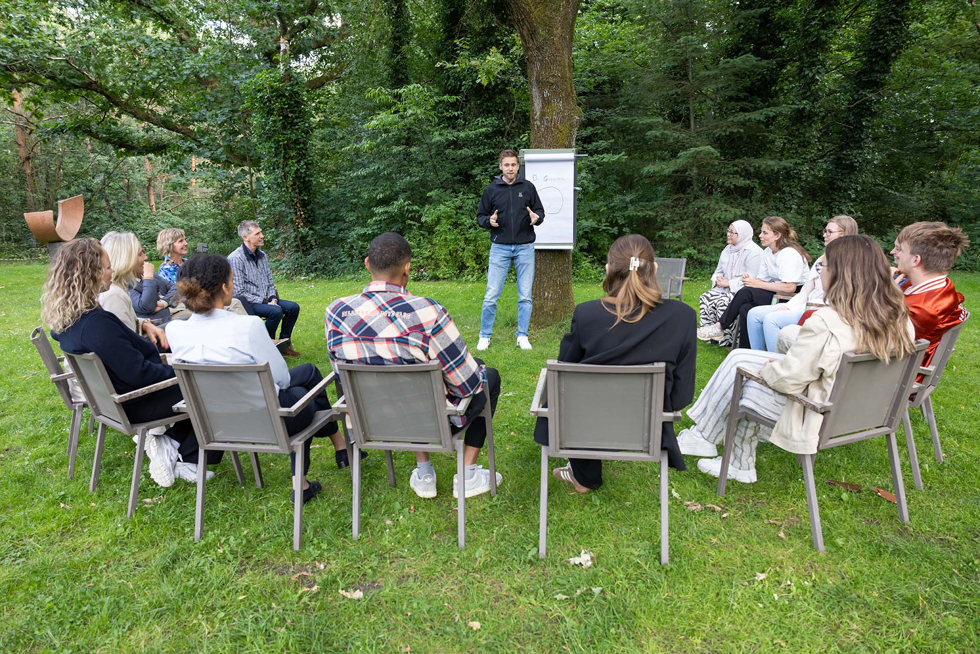Groep buiten in kring