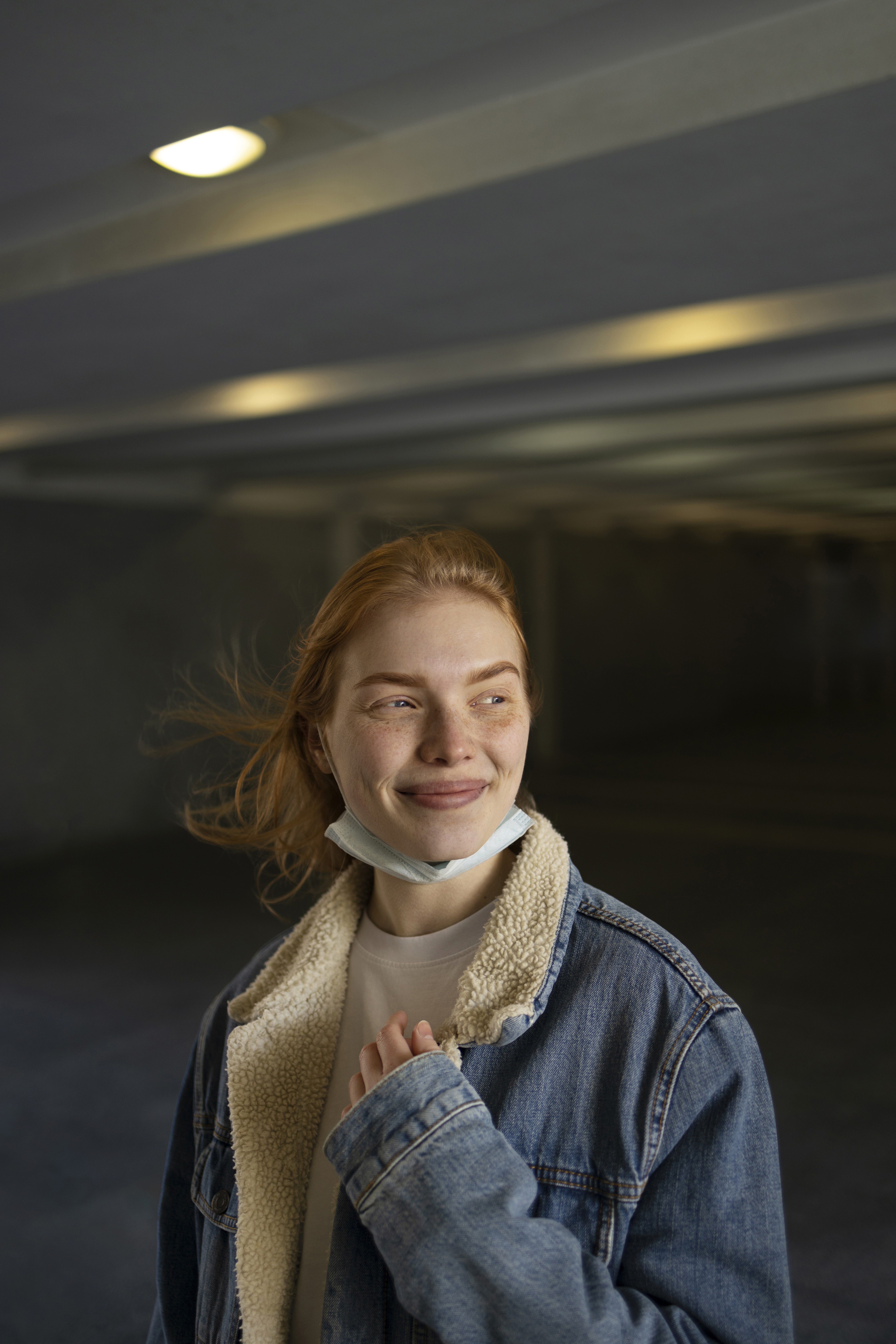 Maschera da donna sorridente con scatto medio