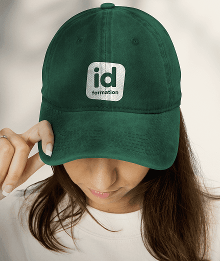 Cover du projet ID Formation, nouvelle identité visuelle présentée sur une casquette