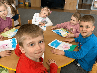 Chlapec sedící u stolu s výkresem